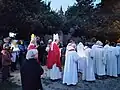 La cérémonie est suivie par environ 200 personnes et animée par 10 prêtres, l'évêque de St Brieuc, le cardinal Cristóbal López Romero de Rabat (Maroc).