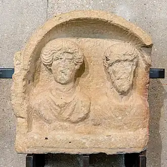 Sommet du monument funéraire d'un couple .