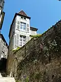 La rue de l'Abreuvoir longe le logis ouest