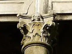Chapiteau sculpté.