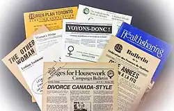 Photographie d'un ensemble de périodiques féministes conservés dans la collection des Archives canadiennes du mouvement des femmes