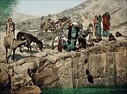 Bédouines puisant de l'eau dans un réservoir du désert de Jordanie (v. 1900).