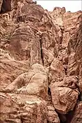 Faille dans la montagne transformée en wadi.