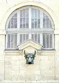 Une des deux fontaines avec tête de bœuf.