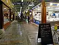 Une allée principale avec la fontaine centrale.