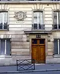 Bas-relief (lion entouré de chardons) rappelant que cet immeuble a été construit sur un terrain ayant appartenu au collège des Écossais.