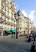 Vue de la place, de son extrémité sud vers son extrémité nord.