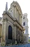 Façade du transept nord, avec une des tours de la façade principale en arrière-plan.