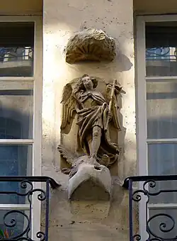 No&nbsp;12, statue de l'archange saint Michel terrassant le dragon (à l'emplacement de l'ancien collège Saint-Michel).