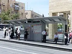 Mobilier urbain de la station Ha-Davidka, avec abri et distributeur de billets.