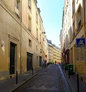 Le haut de la rue.