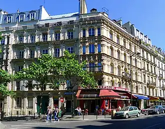 No&nbsp;24 : à l'angle de la rue et de la place Jussieu.