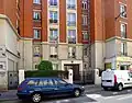 No&nbsp;48 : immeuble construit en 1934 (ou 1935) à l'emplacement de l'ancien square Louis-Diémer.