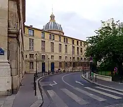 Début de la rue, côté Seine (nos&nbsp;1 et 3) avec le dôme de l'Institut en arrière-plan.