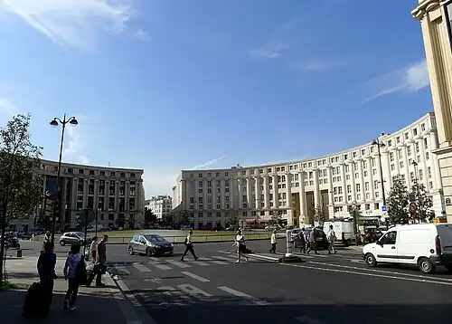 La place en 2011 avec son plan d'eau incliné.