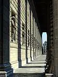 Portique côté droit, avec ses niches de statues de saints.