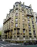 Au carrefour de la rue de la Brèche-aux-Loups.