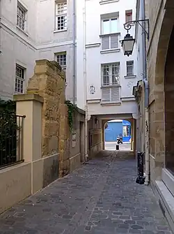 La rue vue en direction de la rue Saint-Paul.