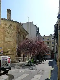 École construite à l'emplacement du grenier.