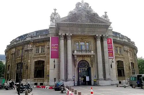 Vue extérieure en 2011, avant le ravalement. Présence du panneau Histoire de Paris, aujourd'hui disparu, à gauche de l'entrée.
