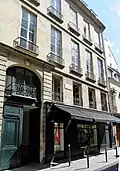 No&nbsp;28, emplacement approximatif de l'immeuble où est mort le compositeur Jean-Baptiste Lully.