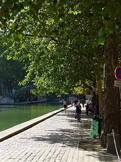 Le long du canal Saint-Martin.