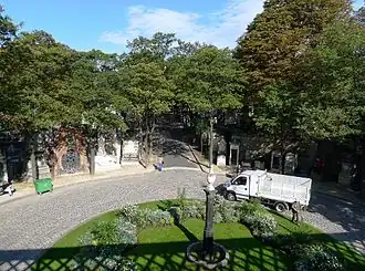 Une vue sur le cimetière de Montmartre depuis le pont Caulaincourt.