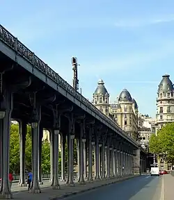 À gauche, vue générale en direction du 16e arrondissement ; au centre, sous le viaduc ; à droite, rangée de luminaires Art déco.