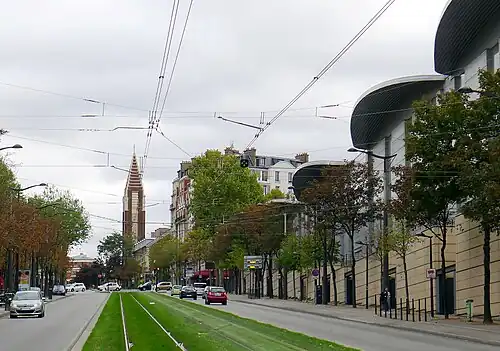 Boulevard Lefebvre vu depuis la porte de Versailles, avec, en arrière-plan, l'église Saint-Antoine-de-Padoue.