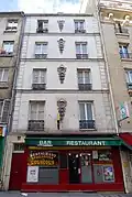 No&nbsp;82 : immeuble avec moulures.