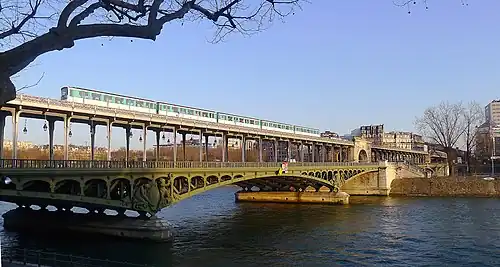 Le pont vu depuis le 16e&nbsp;arrondissement.