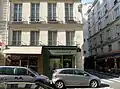 No&nbsp;28, avec un ancien nom de la rue (rue de Bussy) gravé sur le mur.
