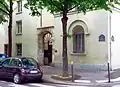 No&nbsp;2 bis, au carrefour de la rue de l'Arsenal.