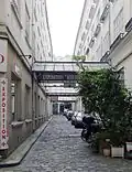 Vue de la cour depuis le sol.