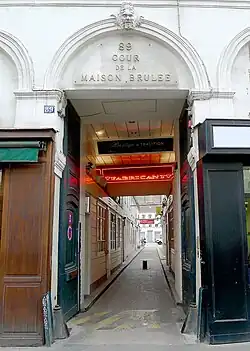 Entrée de la cour de la Maison-Brûlée (no&nbsp;89).