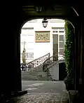No&nbsp;76 : vue de l'escalier depuis le porche d'entrée.