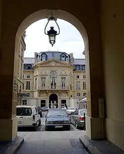 Place et rue de Valois vues depuis le passage Vérité.