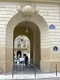 Depuis la rue des Bons-Enfants.