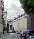 Ligne du RER B surplombant la rue Broussais.