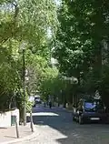 Haut de la rue.
