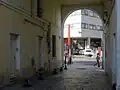Début de la voie avec la présence d'un porche, côté rue de Reuilly.