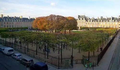 Vue générale du square Louis-XIII.