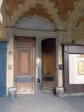 Porte d'entrée.