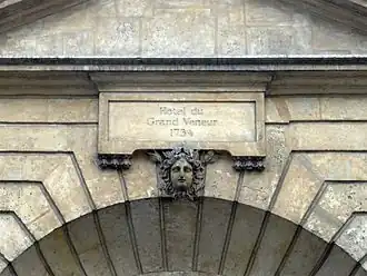 Mascaron et inscription.