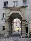 Au no 3, accès à la cour Jacques-Viguès.