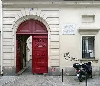 No&nbsp;18 : portail de l'hôtel d'Aguesseau.
