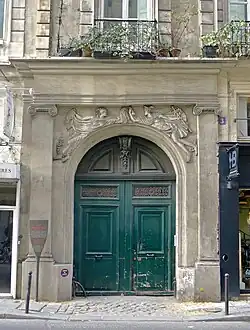 No 3 : entréede l'ancien hôtelde Rambouillet.