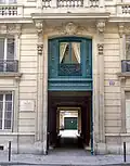 Le no&nbsp;53 avec une plaque commémorative.