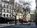 La rue, vue depuis le quai de Montebello.