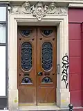 Porte avec lions en mascaron du no 96.